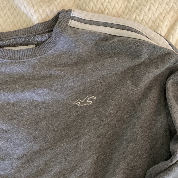 Cropped Hollister Crewneck - Picture 2 of 9